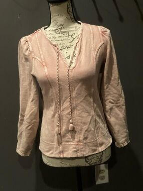 Anthropologie size XS cute v neck pink long sleeved top great condition